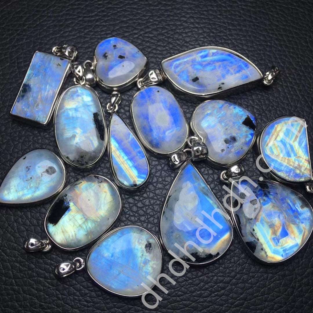 Silver moonstone pendant